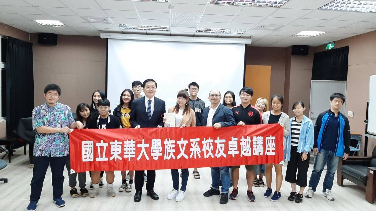 趙涵捷校長與林徐達主任特地到場為學姊開場。照片／系學會提供